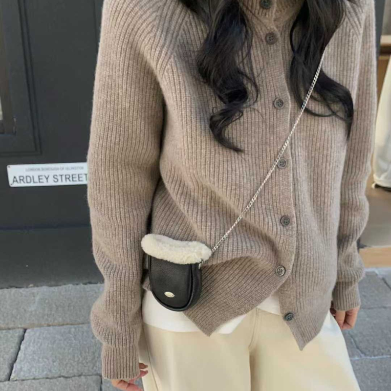 Ženska torbica od prave kože, mini bucket crossbody, s pliš detaljem, korejski stil, proljeće 2025