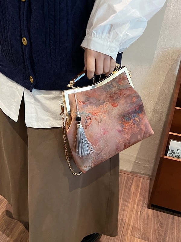 Srednje veličine najlon torba crescentnog oblika s retro okvirnim zatvaranjem, pogodna za tradicionalnu kinesku odjeću; nosi se na rame ili preko tijela, ženska torba