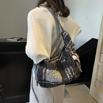 Nova ženska torba za ramena i crossbody, velika kapaciteta, pliš materijal, gradski minimalistički dizajn