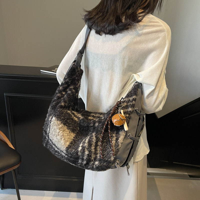 Nova ženska torba za ramena i crossbody, velika kapaciteta, pliš materijal, gradski minimalistički dizajn