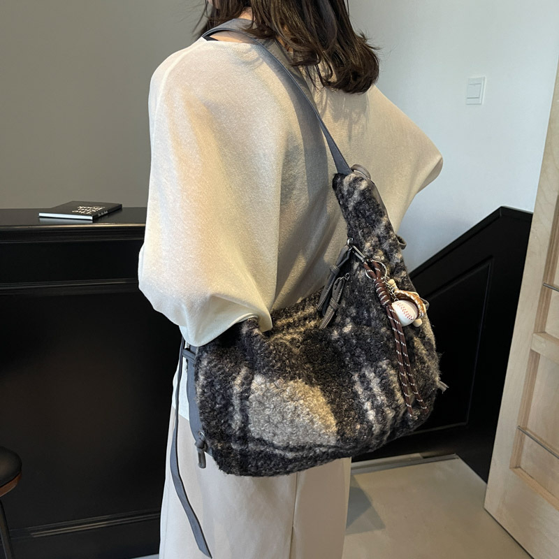 Nova ženska torba za ramena i crossbody, velika kapaciteta, pliš materijal, gradski minimalistički dizajn