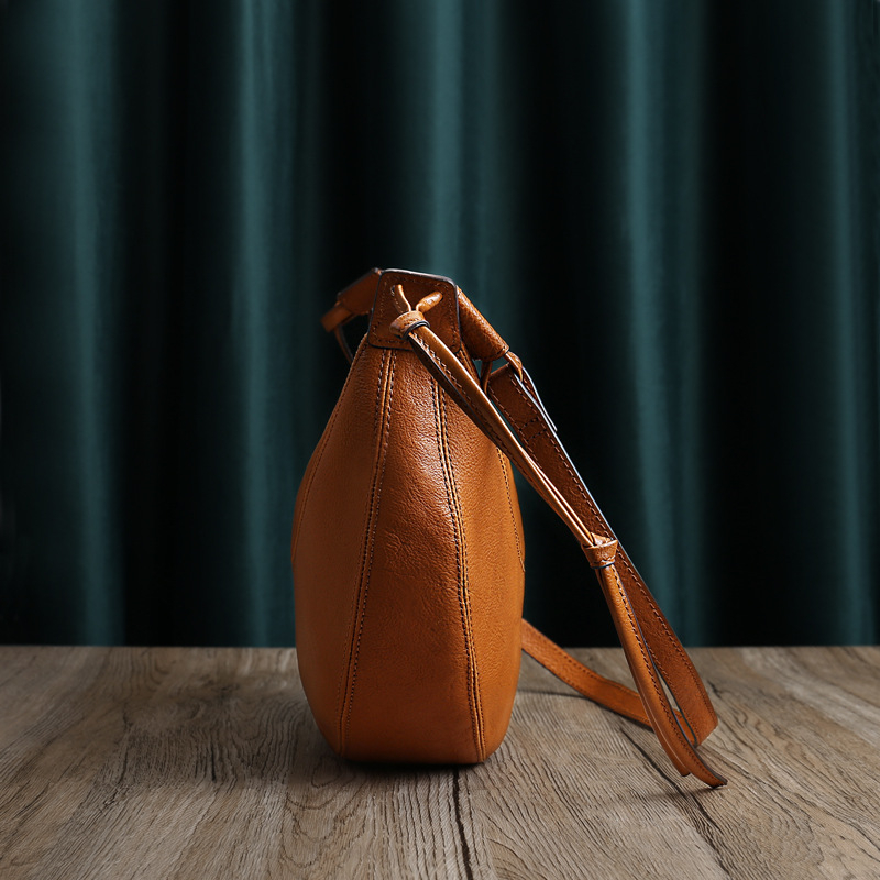Ženska torbica od biljno cijeđene kože, model 2025, prava koža, crossbody torba, minimalistički dizajn, oblik polumjeseca, dumpling stil