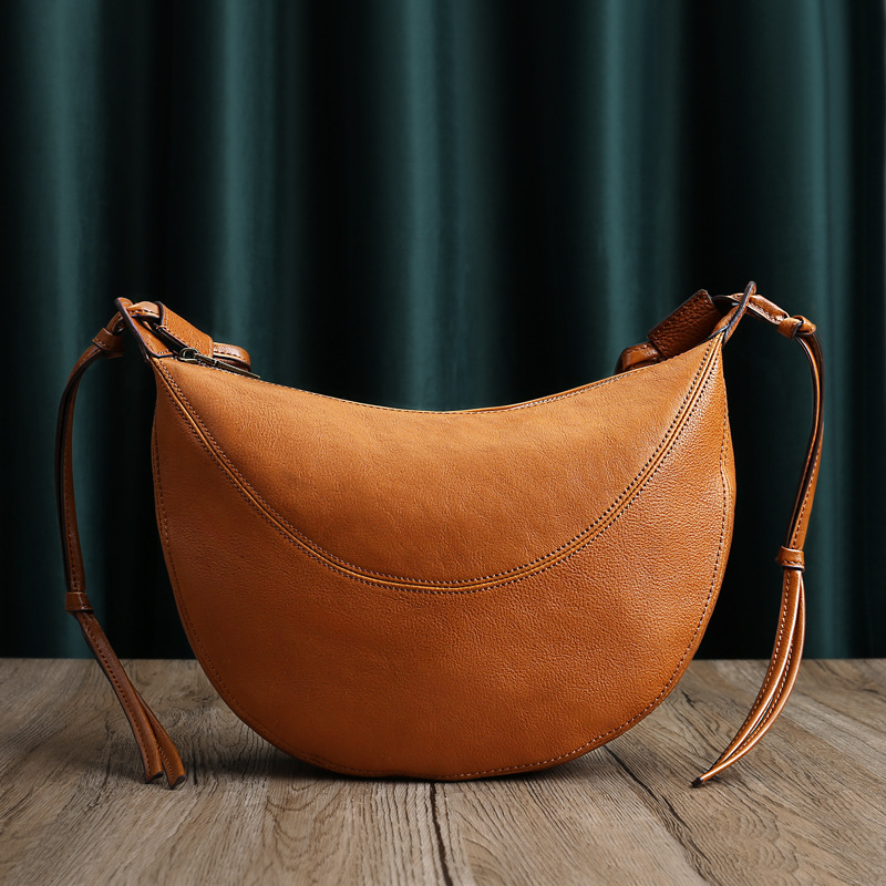 Ženska torbica od biljno cijeđene kože, model 2025, prava koža, crossbody torba, minimalistički dizajn, oblik polumjeseca, dumpling stil