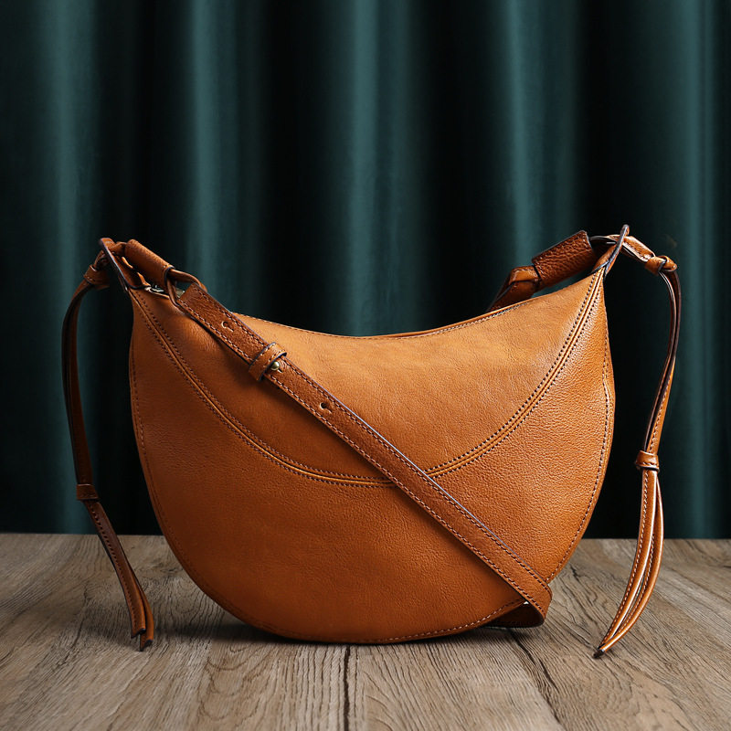 Ženska torbica od biljno cijeđene kože, model 2025, prava koža, crossbody torba, minimalistički dizajn, oblik polumjeseca, dumpling stil