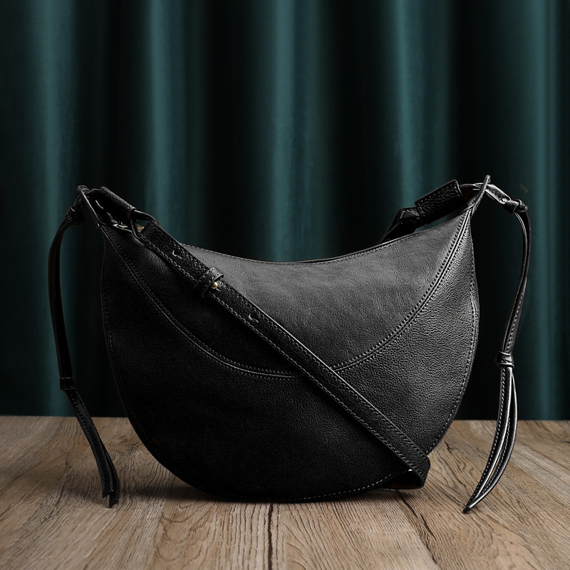 Ženska torbica od biljno cijeđene kože, model 2025, prava koža, crossbody torba, minimalistički dizajn, oblik polumjeseca, dumpling stil