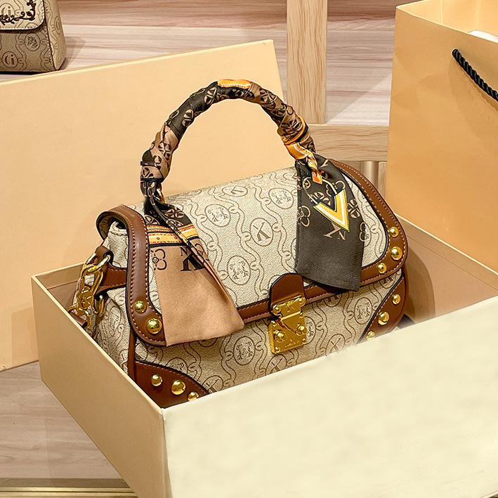 Ženska crossbody torba, gradsko-retro stil, kompaktni kvadratni oblik, srednja veličina, model 2025