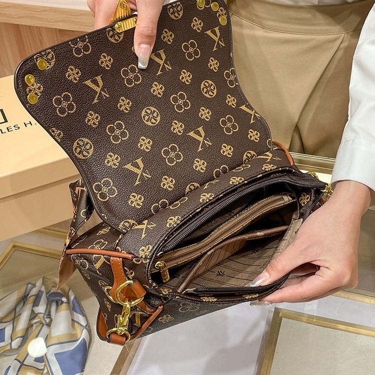 Ženska crossbody torba, gradsko-retro stil, kompaktni kvadratni oblik, srednja veličina, model 2025
