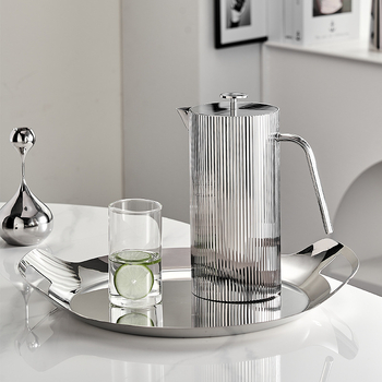 Carafă din oțel inoxidabil, stil european, textură ciocănită, decor pentru living, design nordic, calitate superioară, cadou potrivit.