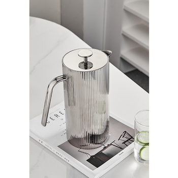 Carafă din oțel inoxidabil, stil european, textură ciocănită, decor pentru living, design nordic, calitate superioară, cadou potrivit.