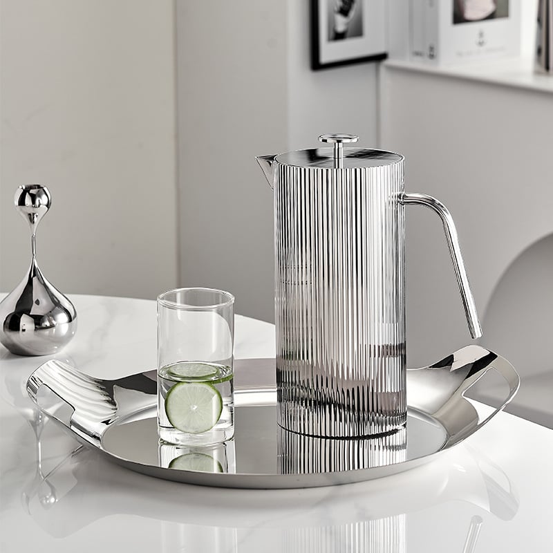 Carafă din oțel inoxidabil, stil european, textură ciocănită, decor pentru living, design nordic, calitate superioară, cadou potrivit.