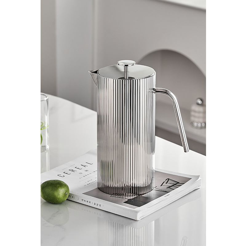 Carafă din oțel inoxidabil, stil european, textură ciocănită, decor pentru living, design nordic, calitate superioară, cadou potrivit.