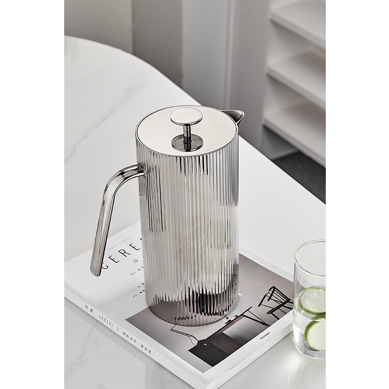 Carafă din oțel inoxidabil, stil european, textură ciocănită, decor pentru living, design nordic, calitate superioară, cadou potrivit.