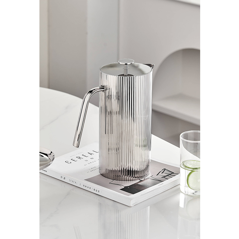 Carafă din oțel inoxidabil, stil european, textură ciocănită, decor pentru living, design nordic, calitate superioară, cadou potrivit.