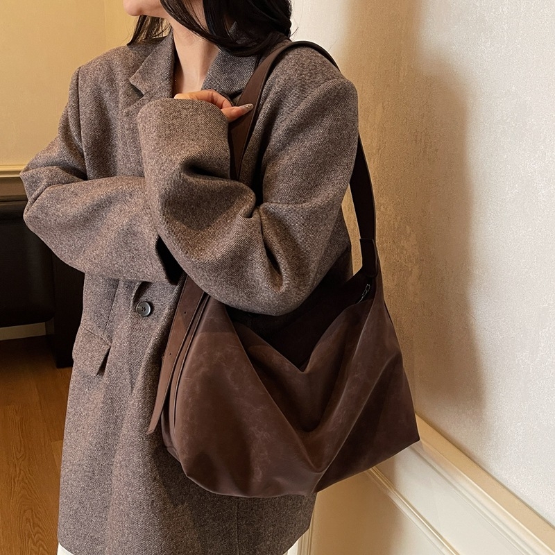 Ženska vintage suede torba, 2025 – svestrana torba za podlakticu, rame i crossbody, oblik jastuka