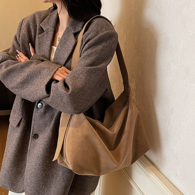 Ženska vintage suede torba, 2025 – svestrana torba za podlakticu, rame i crossbody, oblik jastuka