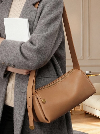Nova stilna jastučasta torba od prave kože, crossbody torba s širokim remenom, baguette torba za rame, luksuzna mekana koža ženska torba