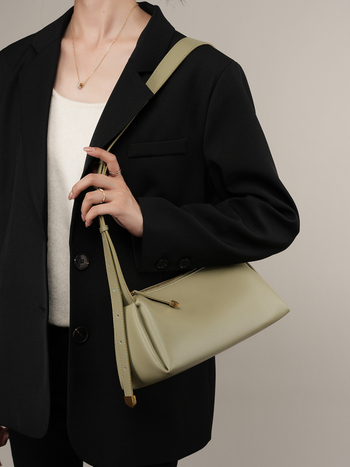 Nova stilna jastučasta torba od prave kože, crossbody torba s širokim remenom, baguette torba za rame, luksuzna mekana koža ženska torba