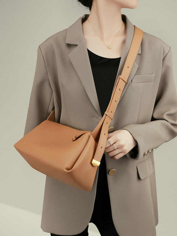Nova stilna jastučasta torba od prave kože, crossbody torba s širokim remenom, baguette torba za rame, luksuzna mekana koža ženska torba