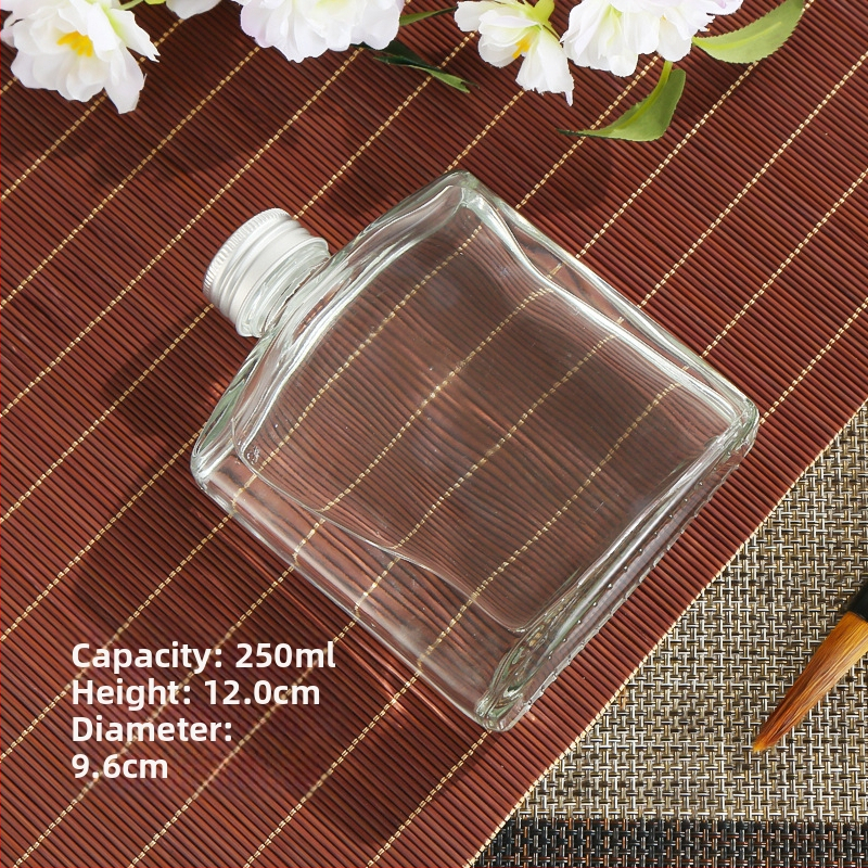 Sklenené mini fľaštičky na studené kávy výluhy, nápoje a šťavy — ploché štvorcové alebo guľaté ramenné, matné alebo priehľadné, 50-500 ml