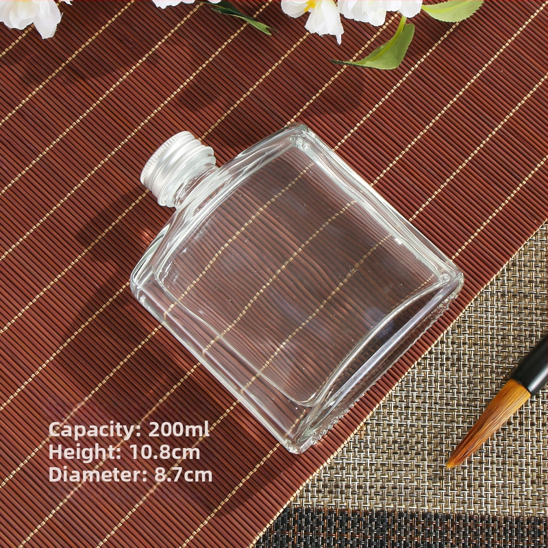 Sklenené mini fľaštičky na studené kávy výluhy, nápoje a šťavy — ploché štvorcové alebo guľaté ramenné, matné alebo priehľadné, 50-500 ml