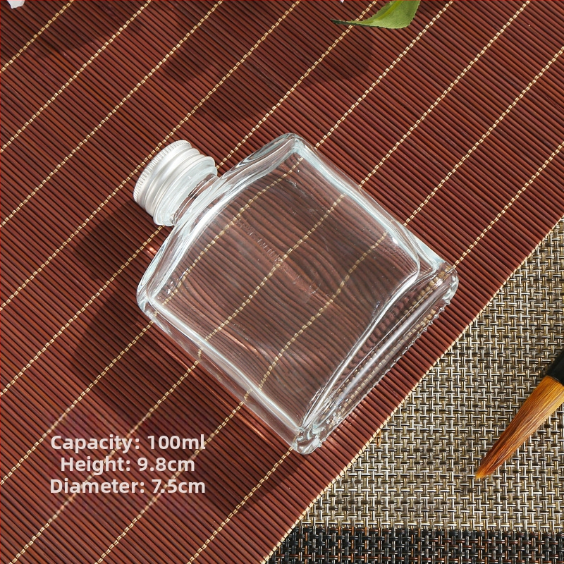 Sklenené mini fľaštičky na studené kávy výluhy, nápoje a šťavy — ploché štvorcové alebo guľaté ramenné, matné alebo priehľadné, 50-500 ml