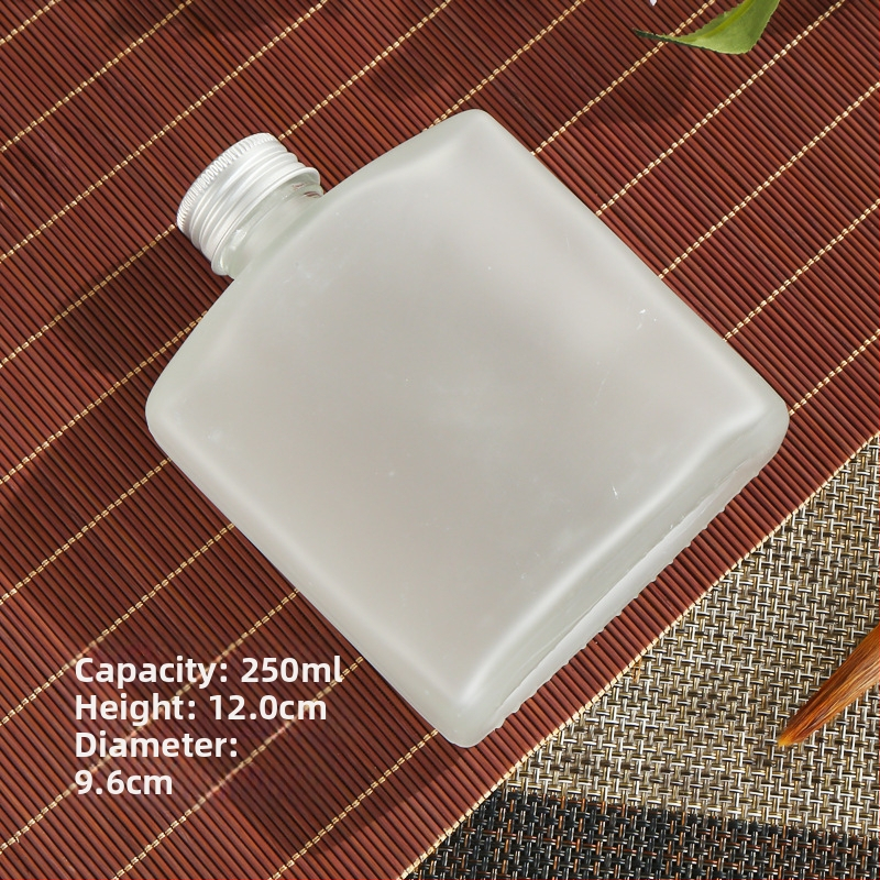 Sklenené mini fľaštičky na studené kávy výluhy, nápoje a šťavy — ploché štvorcové alebo guľaté ramenné, matné alebo priehľadné, 50-500 ml