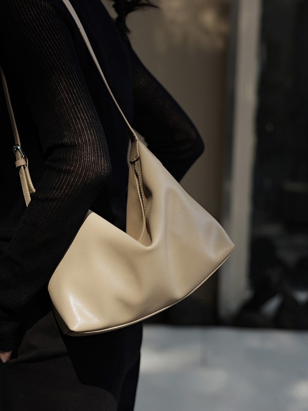 Ženska torbica od prave kože, crossbody, srednje veličine, oblik dumpling, gradski minimalistički stil, unutarnji džepovi