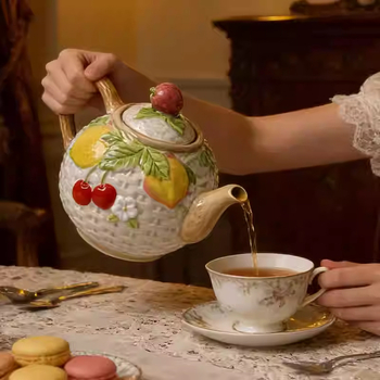 Recipient ceramic pentru apă cu design reliefat și pictură manuală sub glazură, stil nordic, potrivit pentru apă rece și ceaiuri din plante