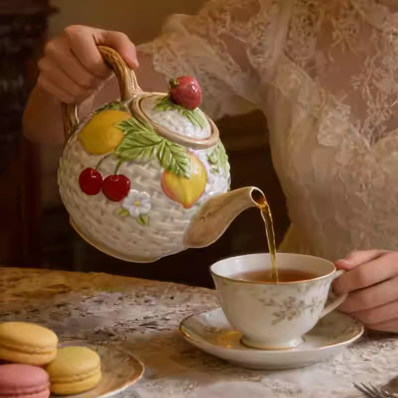 Recipient ceramic pentru apă cu design reliefat și pictură manuală sub glazură, stil nordic, potrivit pentru apă rece și ceaiuri din plante
