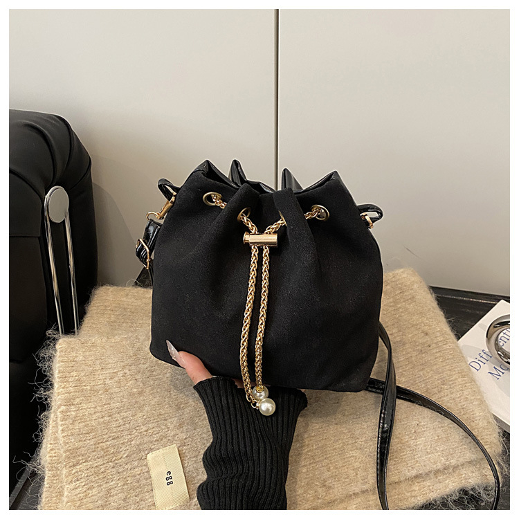 Bucket torba od nubuka s efektom zamagljenog oblaka, s vezicom na pričvršćivanje, velika kapaciteta, teksturirani lančani pojas, elegantna crossbody torbica za žene
