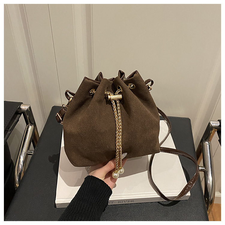 Bucket torba od nubuka s efektom zamagljenog oblaka, s vezicom na pričvršćivanje, velika kapaciteta, teksturirani lančani pojas, elegantna crossbody torbica za žene