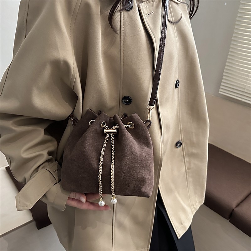 Bucket torba od nubuka s efektom zamagljenog oblaka, s vezicom na pričvršćivanje, velika kapaciteta, teksturirani lančani pojas, elegantna crossbody torbica za žene