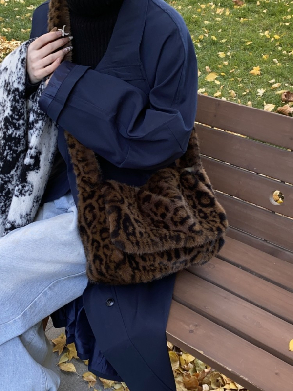 Plush torbica s leopardim printom, preklopna preko ramena, velika kapaciteta, retro stil