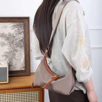 Casual ženska torba s nišnim dizajnom, Oxford platno i prava koža, mala crossbody torba za rameno