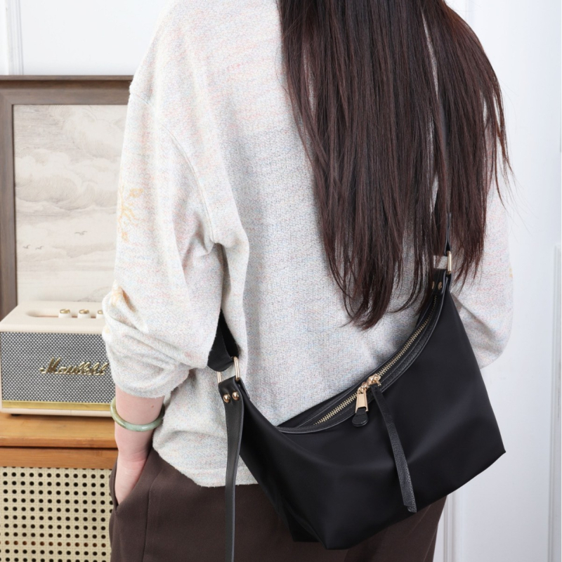 Casual ženska torba s nišnim dizajnom, Oxford platno i prava koža, mala crossbody torba za rameno