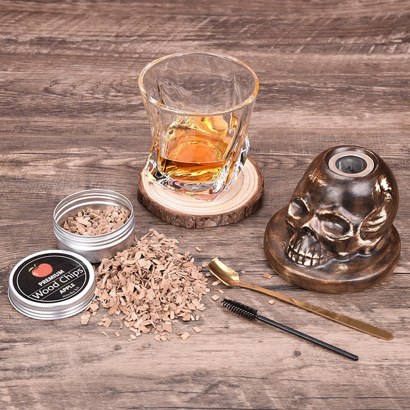 Set creativ de fumare pentru bourbon whiskey, cu torță și unelte de bar