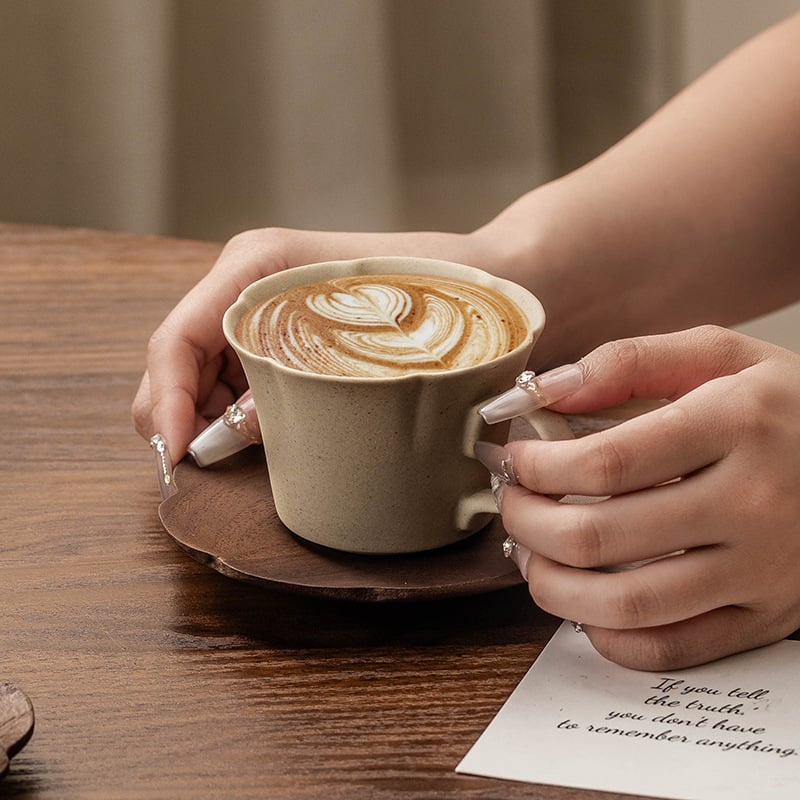 Set ceramic de cești pentru cafea și farfurii, design vintage, elegant și luxos, pentru uz casnic.