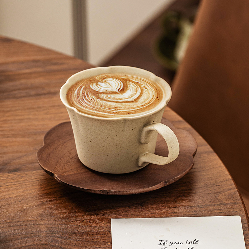 Set ceramic de cești pentru cafea și farfurii, design vintage, elegant și luxos, pentru uz casnic.