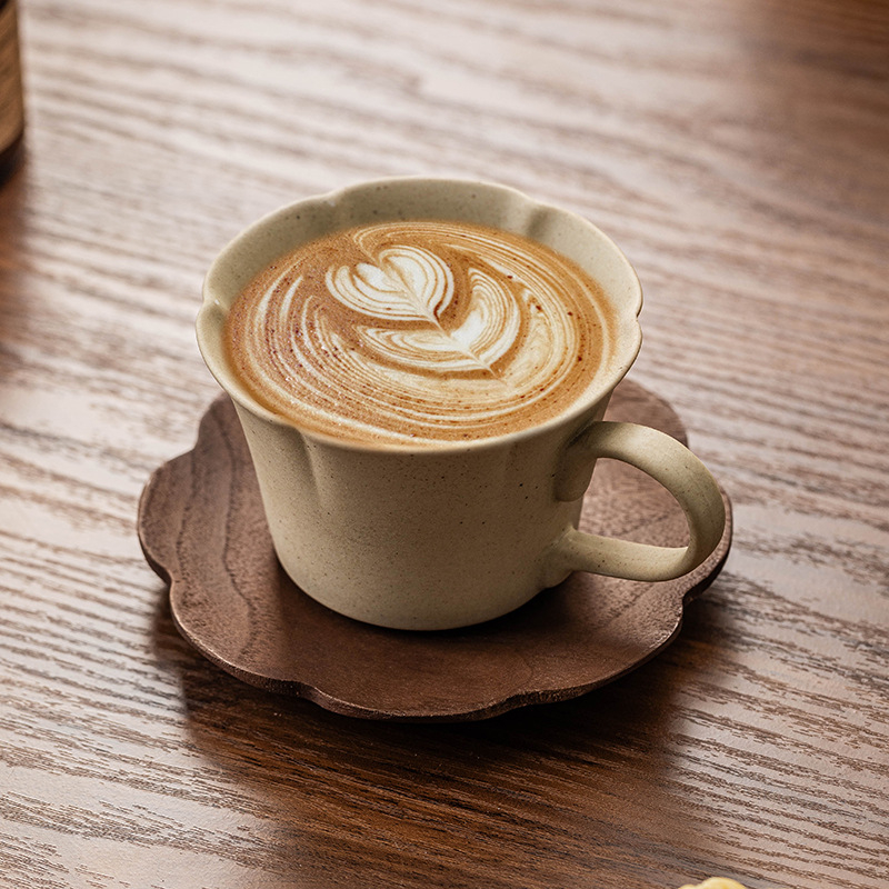 Set ceramic de cești pentru cafea și farfurii, design vintage, elegant și luxos, pentru uz casnic.