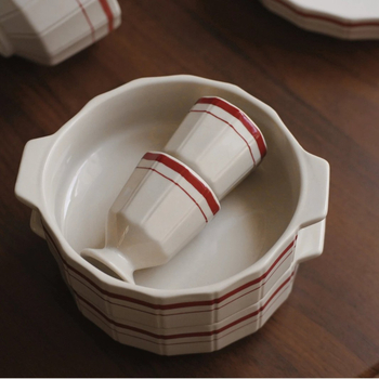 Set ceramic pentru cafea cu ceașcă și farfurie, boluri și farfurii — design minimalist modern