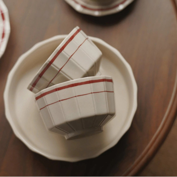 Set ceramic pentru cafea cu ceașcă și farfurie, boluri și farfurii — design minimalist modern