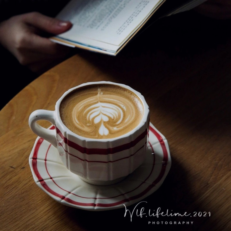 Set ceramic pentru cafea cu ceașcă și farfurie, boluri și farfurii — design minimalist modern