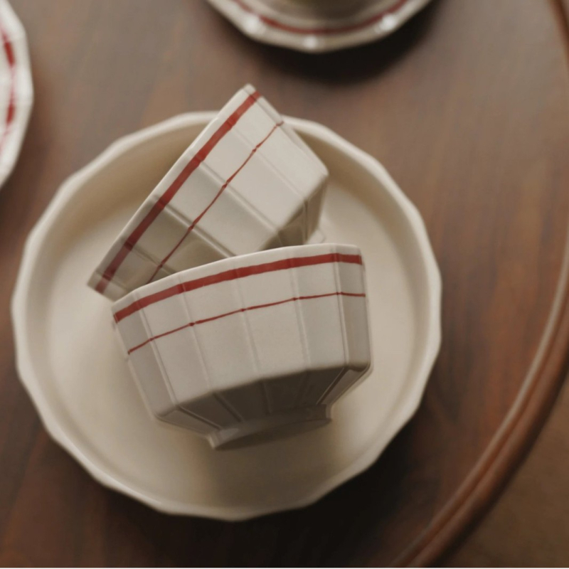 Set ceramic pentru cafea cu ceașcă și farfurie, boluri și farfurii — design minimalist modern