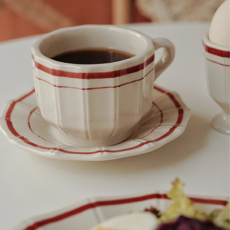 Set ceramic pentru cafea cu ceașcă și farfurie, boluri și farfurii — design minimalist modern