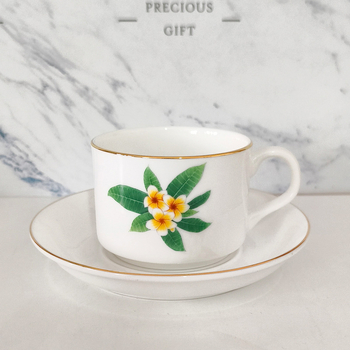 Ceșcă de cafea și farfurioară din porțelan osos, cu design european bicolor de frunză de arțar, accente aurite lucrate manual, motiv floral pentru ceaiul de după-amiază.