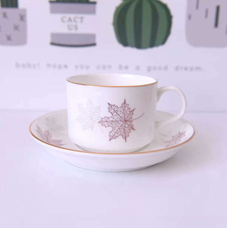 Ceșcă de cafea și farfurioară din porțelan osos, cu design european bicolor de frunză de arțar, accente aurite lucrate manual, motiv floral pentru ceaiul de după-amiază.