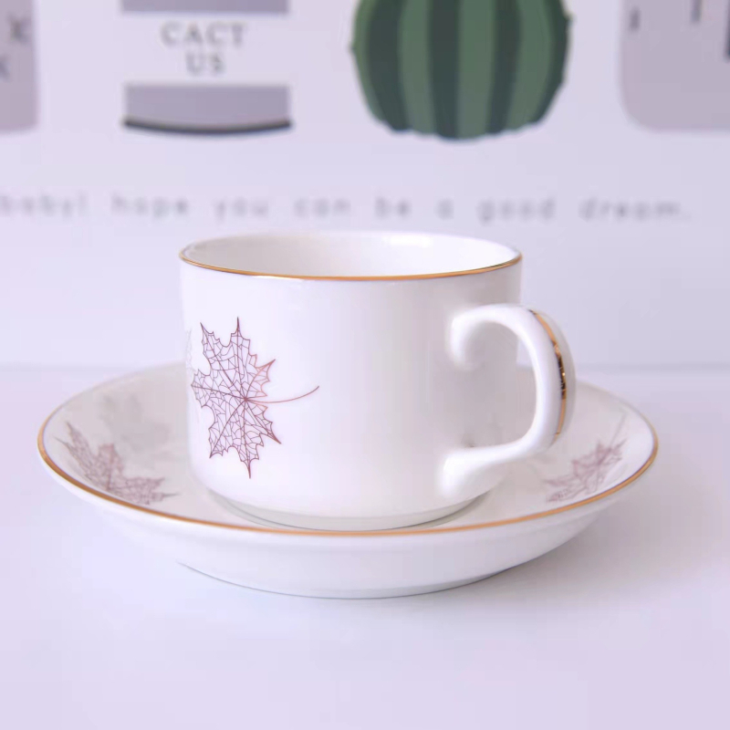Ceșcă de cafea și farfurioară din porțelan osos, cu design european bicolor de frunză de arțar, accente aurite lucrate manual, motiv floral pentru ceaiul de după-amiază.