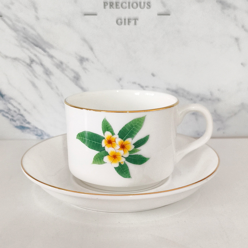 Ceșcă de cafea și farfurioară din porțelan osos, cu design european bicolor de frunză de arțar, accente aurite lucrate manual, motiv floral pentru ceaiul de după-amiază.