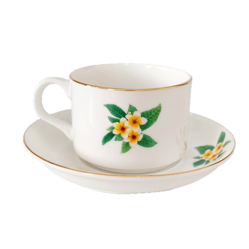 Ceșcă de cafea și farfurioară din porțelan osos, cu design european bicolor de frunză de arțar, accente aurite lucrate manual, motiv floral pentru ceaiul de după-amiază.