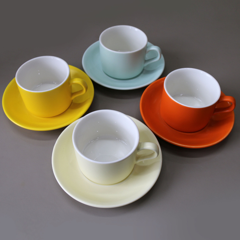 Set de cești și farfurioare de cafea din porțelan cu logotip personalizabil — design minimalist modern, pentru uz casnic, cadou elegant